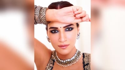 With the help of celebrity make-up artist Adrian Jacobs, Kriti wore smoky eye shadow, smudged kajal, mascaraed lashes, darkened brows, rosy cheeks, luminous highlighter and a shade of light pink lipstick. (Instagram/@sukritigrover)