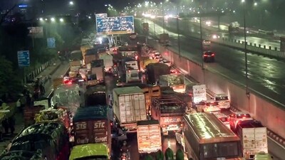 Vehicles are stuck in a traffic jam at the Ghazipur border during an inspection (ANI Photo) Vehicles are stuck in a traffic jam at the Ghazipur border during an inspection (ANI Photo)