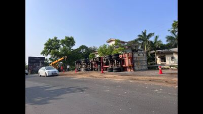 According to Lonavla city police, a container carrying bananas from Solapur was headed towards the Agricultural Produce Market Committee (APMC) in Vashi at Navi Mumbai. (HT PHOTO) According to Lonavla city police, a container carrying bananas from Solapur was headed towards the Agricultural Produce Market Committee (APMC) in Vashi at Navi Mumbai. (HT PHOTO)