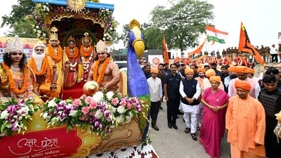 Uttar Pradesh Governor Anandiben Patel with Chief Minister Yogi Adityanath welcome artists dressed up as Lord Rama, Sita, and Lakshman during Diya Deepotsav celebrations in Ayodhya on Saturday. (Deepak Gupta/HT Photo) Uttar Pradesh Governor Anandiben Patel with Chief Minister Yogi Adityanath welcome artists dressed up as Lord Rama, Sita, and Lakshman during Diya Deepotsav celebrations in Ayodhya on Saturday. (Deepak Gupta/HT Photo)