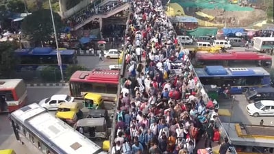 In the 46-second video, hundreds of people are seen on a foot-over bridge near the bus terminal. (File)