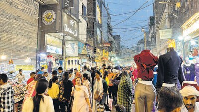 During a spot check, HT found this Kamla Nagar shop selling banned firecrackers on the sly. (HT Photo) During a spot check, HT found this Kamla Nagar shop selling banned firecrackers on the sly. (HT Photo)