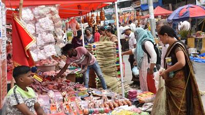 Markets in city witnessed rush to buy materials for Lakshmi Pujan on Saturday. (HT PHOTO)
