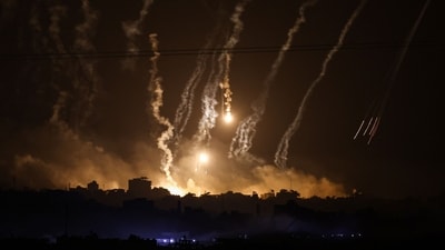 TOPSHOT - This picture taken from the Israeli side of the border with Gaza on November 10, 2023, shows smoke and flares dropped by Israeli forces over the Gaza Strip amid ongoing battles between Israel and the Palestinian Hamas movement. (Photo by Kenzo TRIBOUILLARD / AFP) (AFP) TOPSHOT - This picture taken from the Israeli side of the border with Gaza on November 10, 2023, shows smoke and flares dropped by Israeli forces over the Gaza Strip amid ongoing battles between Israel and the Palestinian Hamas movement. (Photo by Kenzo TRIBOUILLARD / AFP) (AFP)