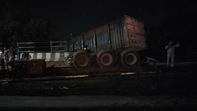 The deceased have been identified as Vishalkumar Javik, driver of the container, resident of Navi Mumbai and Shahabaj Julfikar Munshi, driver of the pickup mini-truck. (HT PHOTO)