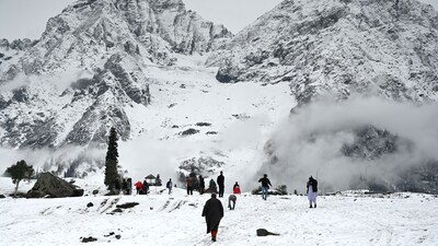 Pleasant surprise for tourists as Kashmir witness early snowfall (Waseem Andrabi/HT) Pleasant surprise for tourists as Kashmir witness early snowfall (Waseem Andrabi/HT)
