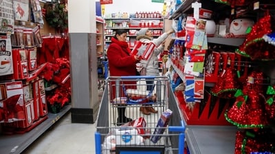 Shoppers crowd a Walmart store ahead of the Thanksgiving holiday in Chicago, Illinois, U.S. November 27, 2019. (REUTERS)