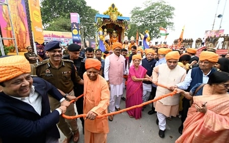 UP CM Yogi Adityanath and Governor Anandiben Patel pull a chariot carrying artists depicting the return of Lord Ram. (Deepak Gupta/Hindustan Times)