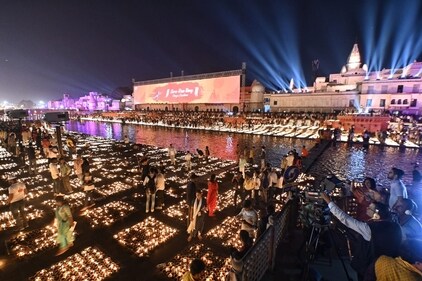 Volunteers light up the diyas at the ghats of Saryu river. (Deepak Gupta/Hindustan Times)