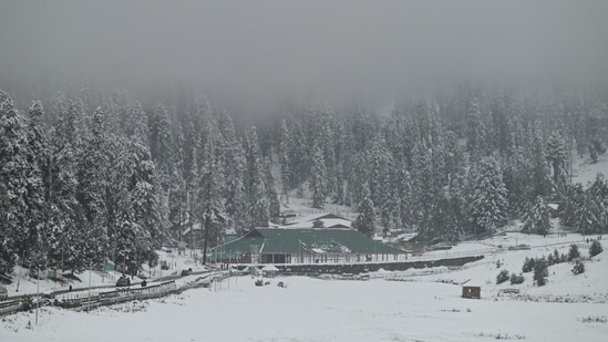 Apart from its breathtaking beauty, Gulmarg is also famous for winter sports. In addition to being the most popular tourist destination, it is also a skiing destination.&nbsp;(HT Photo/Waseem Andrabi)