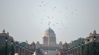 A flock of birds flies over the Rashtrapati Bhavan amid smog as the air quality in the national capital slightly improves in New Delhi. (ANI) A flock of birds flies over the Rashtrapati Bhavan amid smog as the air quality in the national capital slightly improves in New Delhi. (ANI)
