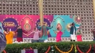 US envoy Eric Garcetti dancing to Shah Rukh Khan’s Chaiyya Chaiyya at an event. (X/@satnamsandhuchd) US envoy Eric Garcetti dancing to Shah Rukh Khan’s Chaiyya Chaiyya at an event. (X/@satnamsandhuchd)