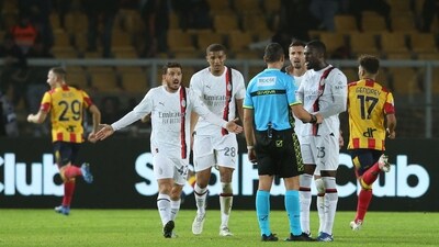 AC Miln's players argue with referee during the Italian Serie A football match between Lecce and AC Milan at the Ettore Giardiniero stadium (AFP) AC Miln's players argue with referee during the Italian Serie A football match between Lecce and AC Milan at the Ettore Giardiniero stadium (AFP)