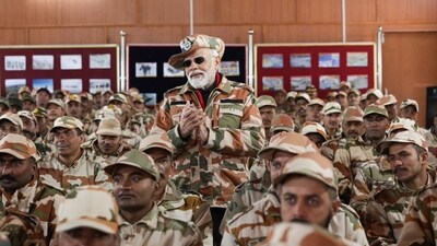 Prime Minister Narendra Modi with soldiers in Himachal Pradesh's Lepcha. (X/narendramodi) Prime Minister Narendra Modi with soldiers in Himachal Pradesh's Lepcha. (X/narendramodi)