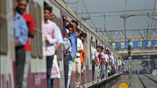 Mumbai, India - January 31, 2018: Huge crowd on western line during rush hours at Andheri in Mumbai, India, on Wednesday, January 31, 2018. (Photo by Satyabrata Tripathy/Hindustan Times) (Satyabrata Tripathy/HT Photo)