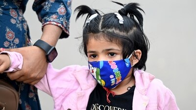 With deteriorating AQI in Noida, some residents have started wearing masks to protect themselves from pollution. (Sunil Ghosh/ Hindustan Times) With deteriorating AQI in Noida, some residents have started wearing masks to protect themselves from pollution. (Sunil Ghosh/ Hindustan Times)