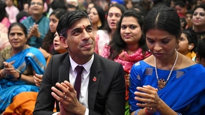 Akshata Murty chose to wear a silk saree, while Rishi Sunak was spotted in a black pantsuit with a tie and white shirt. (AP) Akshata Murty chose to wear a silk saree, while Rishi Sunak was spotted in a black pantsuit with a tie and white shirt. (AP)