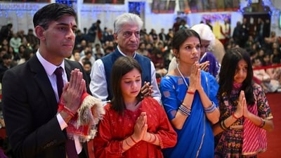 Britain's Prime Minister Rishi Sunak and his wife, Akshata Murty celebrated Diwali with their family at 10 Downing Street in London on Sunday. (AP) Britain's Prime Minister Rishi Sunak and his wife, Akshata Murty celebrated Diwali with their family at 10 Downing Street in London on Sunday. (AP)