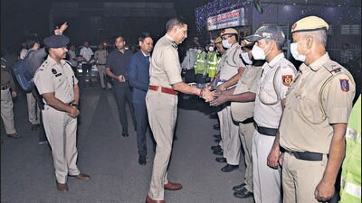 Commissioner Sanjay Arora distributes sweets to cops posted in the northeast district on Diwali night for a job well done. (HT Photo) Commissioner Sanjay Arora distributes sweets to cops posted in the northeast district on Diwali night for a job well done. (HT Photo)