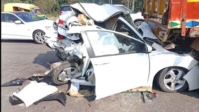 First dense fog of the season on Monday resulted in four major pile-ups involving 40 vehicles on the national highway in Khanna, leaving a person dead and 16 others injured. (HT Photo)