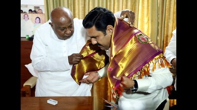 Janata Dal (Secular) chief HD Deve Gowda felicitates the newly appointed Karnataka Bharatiya Janata Party (BJP) President Vijayendra Yediyurappa during a meeting, in Bengaluru on Monday. (ANI) Janata Dal (Secular) chief HD Deve Gowda felicitates the newly appointed Karnataka Bharatiya Janata Party (BJP) President Vijayendra Yediyurappa during a meeting, in Bengaluru on Monday. (ANI)