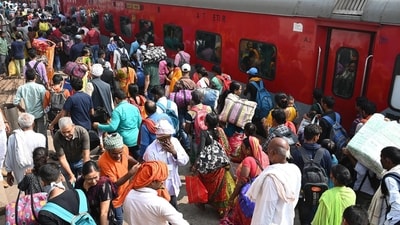 Passengers gather to board a train to reach their hometowns for Chhath Puja festival. (HT Photo/Santosh Kumar)