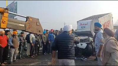 Police removing the damaged vehicles from the road to restore flow of traffic near Samrala. (HT Photo)