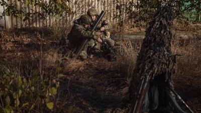 Russia-Ukraine War: Ukrainian servicemen prepare to fire a mortar over the Dnipro River toward Russian positions in the Kherson region. (AFP) Russia-Ukraine War: Ukrainian servicemen prepare to fire a mortar over the Dnipro River toward Russian positions in the Kherson region. (AFP)