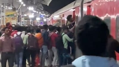 Crowded railway station in Gujarat Crowded railway station in Gujarat