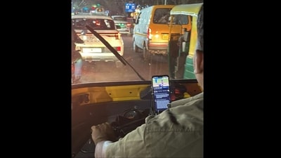 An auto driver watching World Cup match on his smartphone. (X/@RachinRavindraa) An auto driver watching World Cup match on his smartphone. (X/@RachinRavindraa)