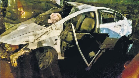 35-year-old killed, four injured as Honda City crashes into pole along JVLR