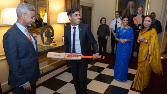Jaishankar gifted cricket bat with Virat Kohli's autograph to UK PM Rishi Sunak. (X/@10DowningStreet)