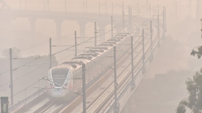 A  train moving in a dense smog amid rising air pollution levels in Ghaziabad on November 13. (Sakib Ali /Hindustan Times)