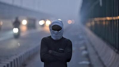 A thick layer of smog engulfed various parts of Delhi amid rise in pollution levels on Tuesday morning. (Raj K Raj/ HT Photo) A thick layer of smog engulfed various parts of Delhi amid rise in pollution levels on Tuesday morning. (Raj K Raj/ HT Photo)