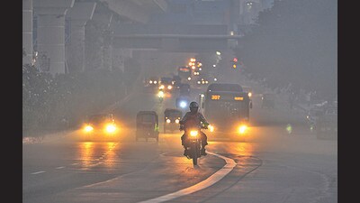 Heavy smog on a cold morning as air pollution levels rise in New Delhi on Tuesday. (Raj K Raj/HT Photo) Heavy smog on a cold morning as air pollution levels rise in New Delhi on Tuesday. (Raj K Raj/HT Photo)