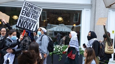 Demonstrators take their "Emergency Rally: Stand with Palestinians Under Siege in Gaza" out of Harvard University and onto the streets of Harvard Square, in Cambridge, Massachusetts, U.S., October 14, 2023.   REUTERS/Brian Snyder (REUTERS)