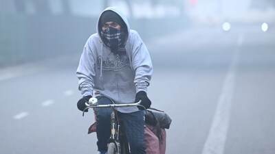Morning walkers during early morning heavy smog as air pollution rises after Diwali in Dwarka in New Delhi. (Vipin Kumar/Hindustan Times) Morning walkers during early morning heavy smog as air pollution rises after Diwali in Dwarka in New Delhi. (Vipin Kumar/Hindustan Times)