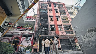 Residents and police outside the Shakarpur building that caught fire on Tuesday. (Sanchit Khanna/HT) Residents and police outside the Shakarpur building that caught fire on Tuesday. (Sanchit Khanna/HT)