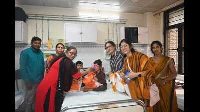 Seva Sankalp Ladies Wing organised a Children’s Day program at KGMU paediatric surgery ward. (HT Photo)