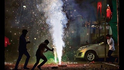 Six monitoring stations across the city reported extreme air pollution on Diwali night, notably between 10 pm and 2 am. (HT Photo) Six monitoring stations across the city reported extreme air pollution on Diwali night, notably between 10 pm and 2 am. (HT Photo)