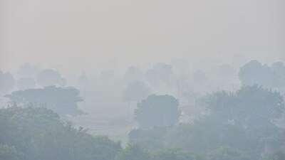 The AQI stood at 275 at 7 am on Monday and gradually rose to 358 by 4 pm. (HT Photo/Raj K Raj) The AQI stood at 275 at 7 am on Monday and gradually rose to 358 by 4 pm. (HT Photo/Raj K Raj)