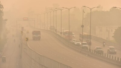 Bursting of firecrackers till late Sunday night led to a spike in pollution levels amid low temperatures. (HT Photo/Raj K Raj) Bursting of firecrackers till late Sunday night led to a spike in pollution levels amid low temperatures. (HT Photo/Raj K Raj)