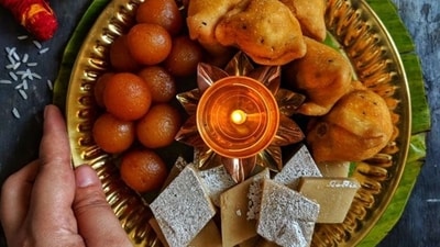 Delight your brother by sending him his favorite snacks: Craft a special treat that holds his utmost preference, and surprise him with it following the tilak ceremony.&nbsp; (Pinterest)