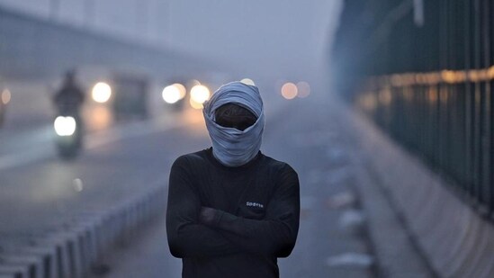 A thick layer of smog engulfed various parts of Delhi amid rise in pollution levels on Tuesday morning.(HT Photo/Raj K Raj)