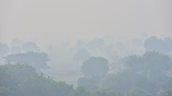 The AQI stood at 275 at 7 am on Monday and gradually rose to 358 by 4 pm.&nbsp;(HT Photo/Raj K Raj)
