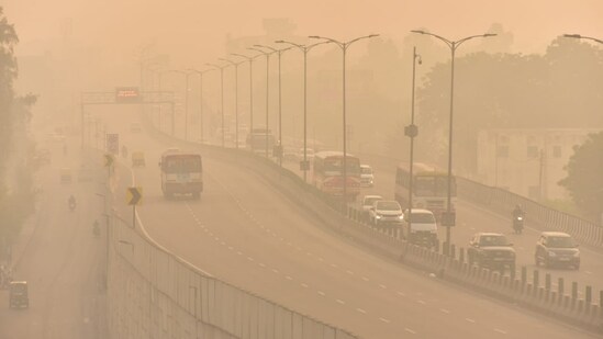 Bursting of firecrackers till late Sunday night led to a spike in pollution levels amid low temperatures.&nbsp;(HT Photo/Raj K Raj)