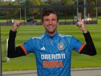 Thomas Müller wearing Indian cricket team's jersey. 