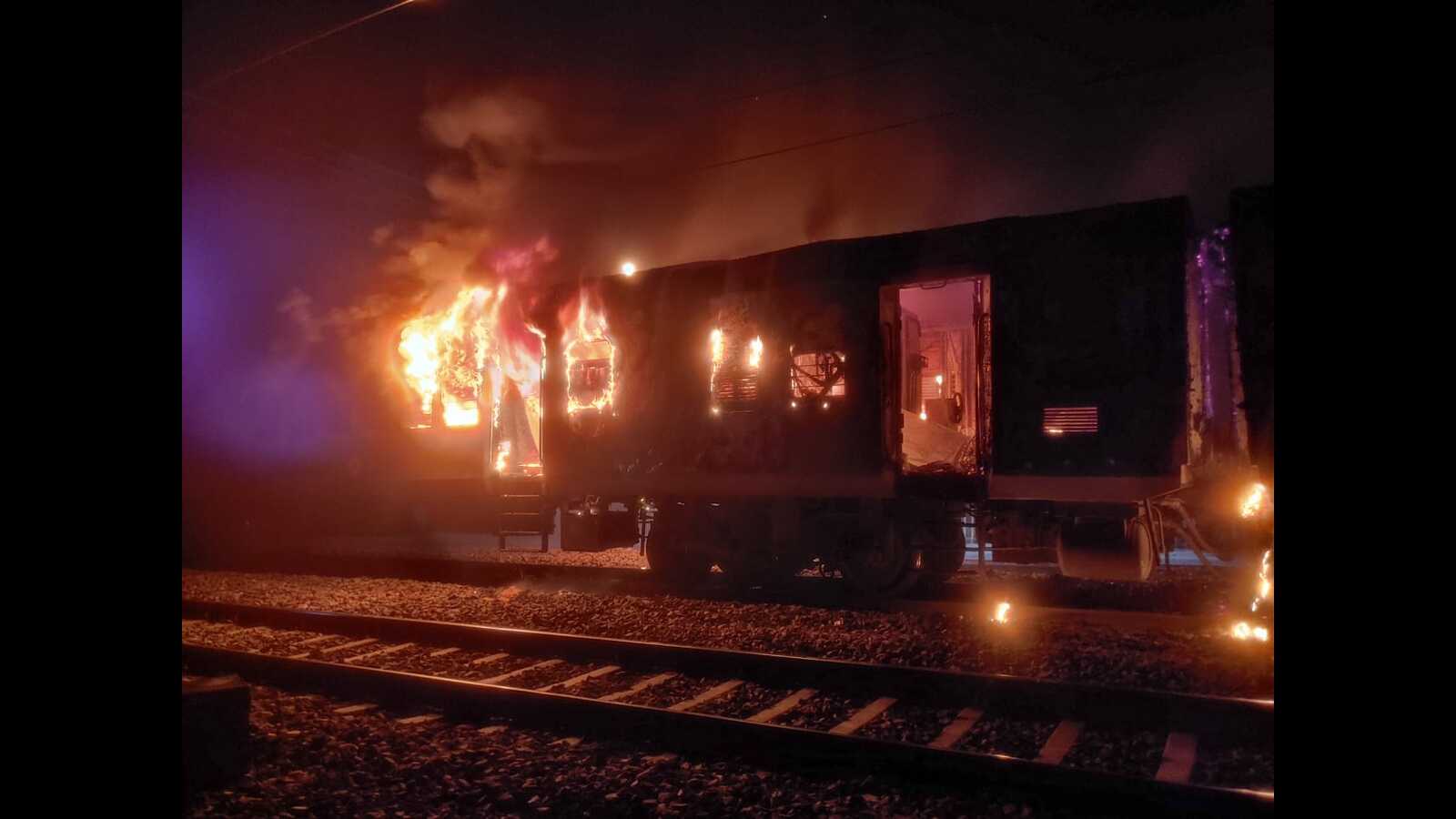 Fire engulfs sleeper coaches of Clone Humsafar Express in Etawah; 8 injured - Vimarsana News