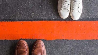 In any kind of relationship, it is important to set healthy boundaries. We should also ensure that we explain the relevance and significance of those boundaries to the other person. However, finding the boundary-setting voice requires a lot of work on our part. "Finding your boundary-setting voice isn't always easy, but it's not as hard as living without boundaries, trust me," wrote Therapist Klara Kernig. Here are a few tips for finding our boundary-setting voice. (Unsplash) In any kind of relationship, it is important to set healthy boundaries. We should also ensure that we explain the relevance and significance of those boundaries to the other person. However, finding the boundary-setting voice requires a lot of work on our part. "Finding your boundary-setting voice isn't always easy, but it's not as hard as living without boundaries, trust me," wrote Therapist Klara Kernig. Here are a few tips for finding our boundary-setting voice. (Unsplash)