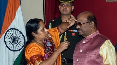 A lady performs the ‘tilak ceremony’ on West Bengal Governor CV Ananda Bose during the Bhai Dooj celebrations in Kolkata on Wednesday. (ANI) A lady performs the ‘tilak ceremony’ on West Bengal Governor CV Ananda Bose during the Bhai Dooj celebrations in Kolkata on Wednesday. (ANI)